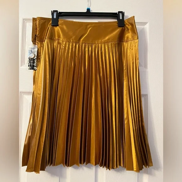 Beautiful Vertigo gold shimmery skirt - Picture 2 of 9